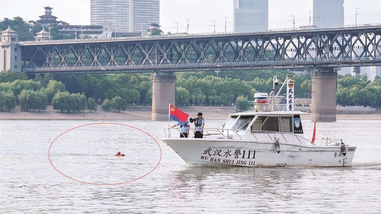 货轮破浪千钧重 莫把航道当泳道